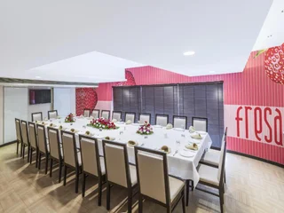 Тхане: GCC Hotel and Club
