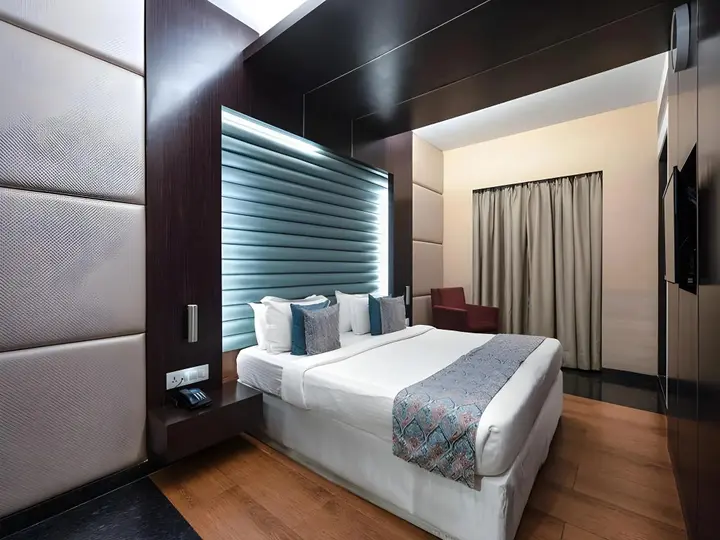 Тхане: GCC Hotel and Club