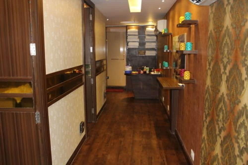 Зиракпур: Golden Plaza Hotel