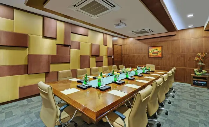 Нашик: Express Inn The Business Luxury Hotel
