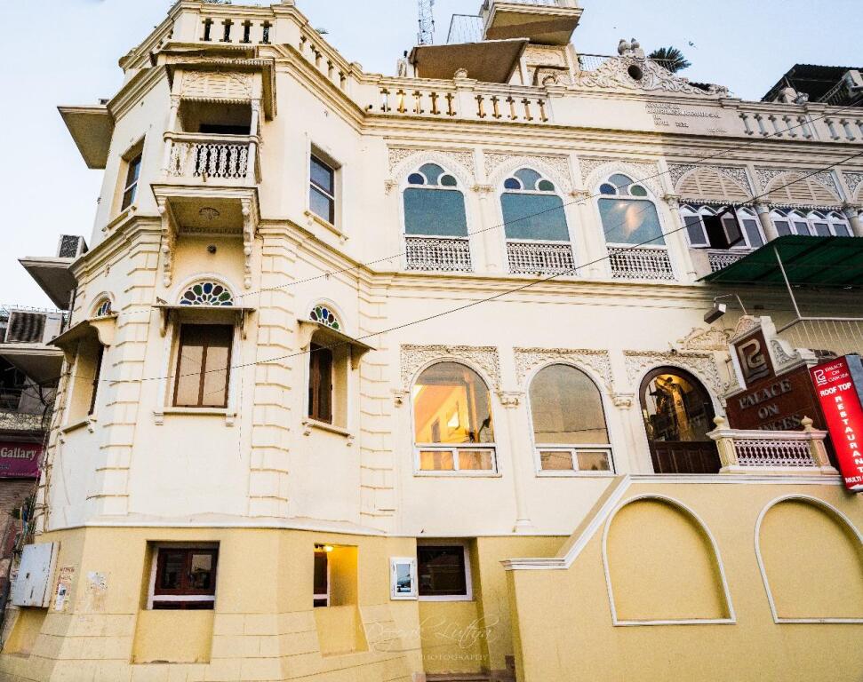 Варанаси: Palace on Ganges