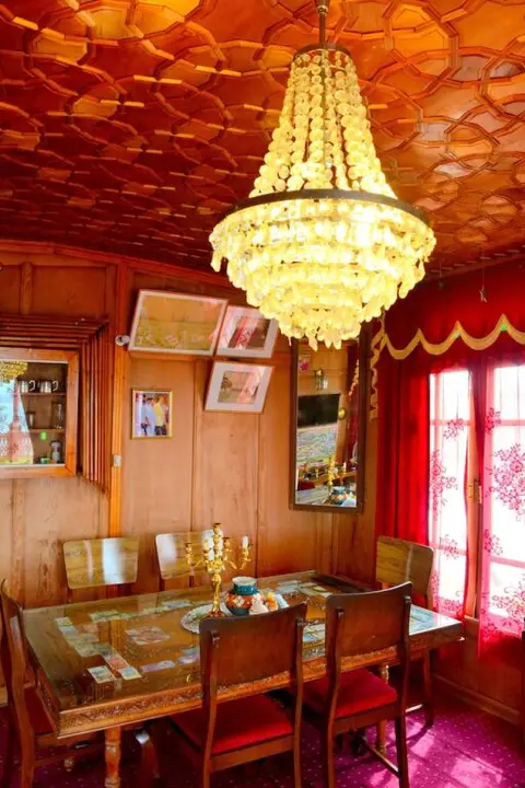 Шринагар: Houseboat New Golden Flower