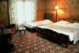 Шринагар: Houseboat New Golden Flower