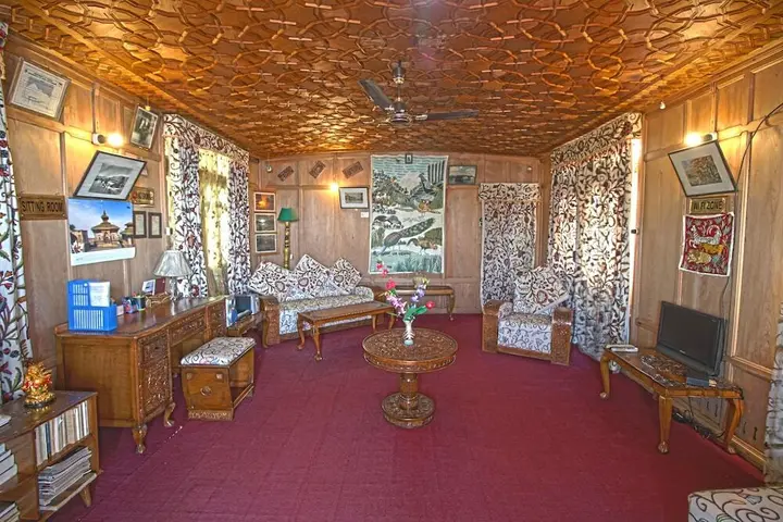 Шринагар: Houseboat New Golden Flower