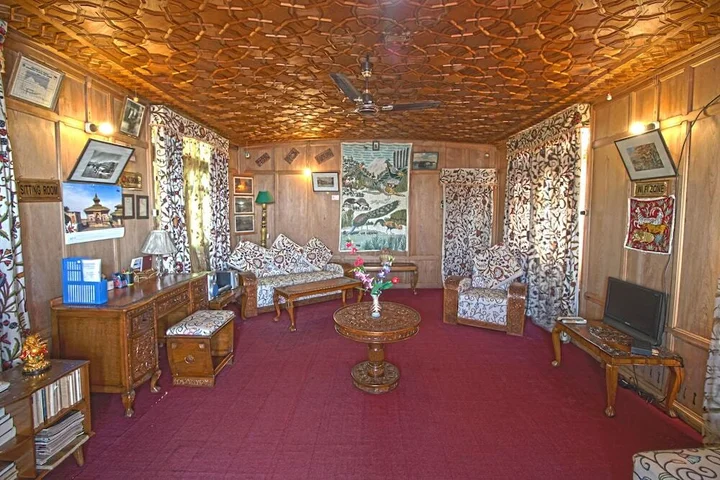 Шринагар: Houseboat New Golden Flower