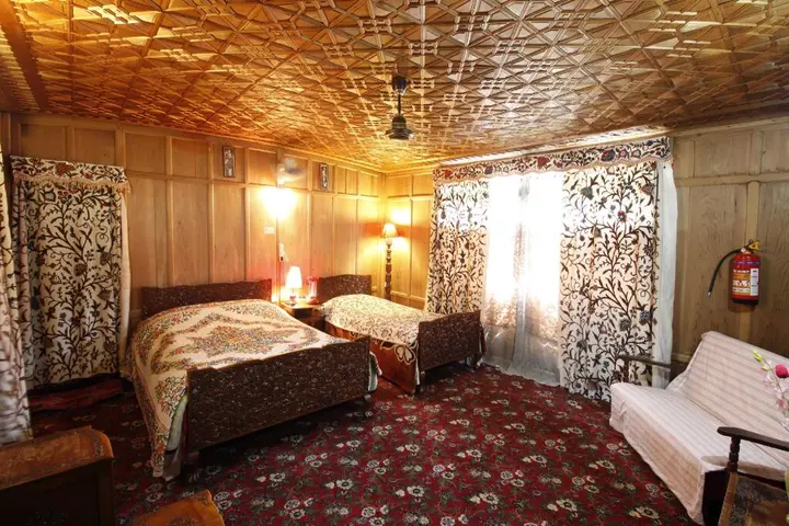 Шринагар: Houseboat New Golden Flower