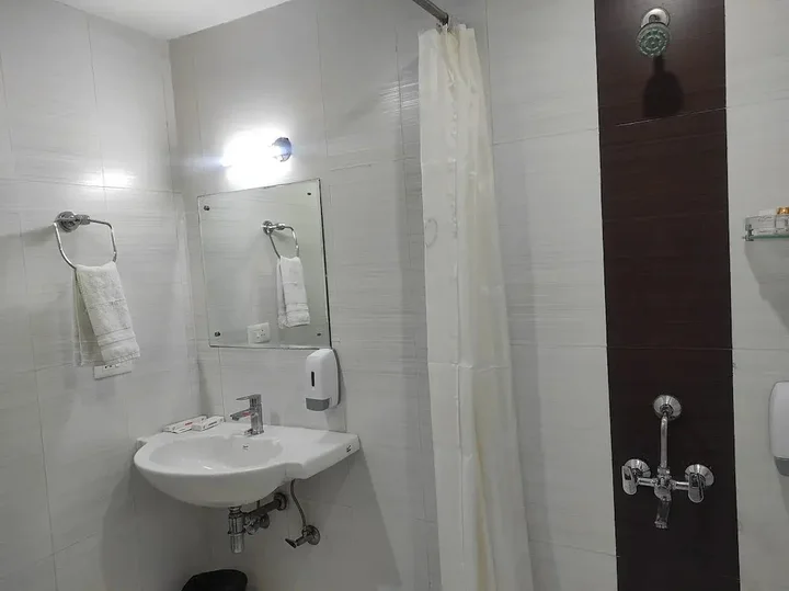 Бахадрабад: Hyphen Grand Hotel