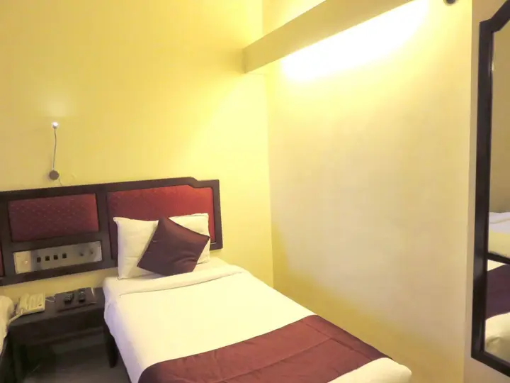 Пуна: Hotel Ashish Plaza