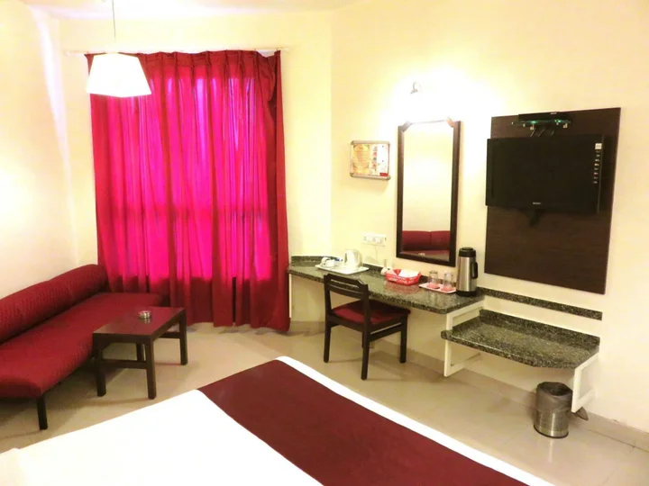Пуна: Hotel Ashish Plaza