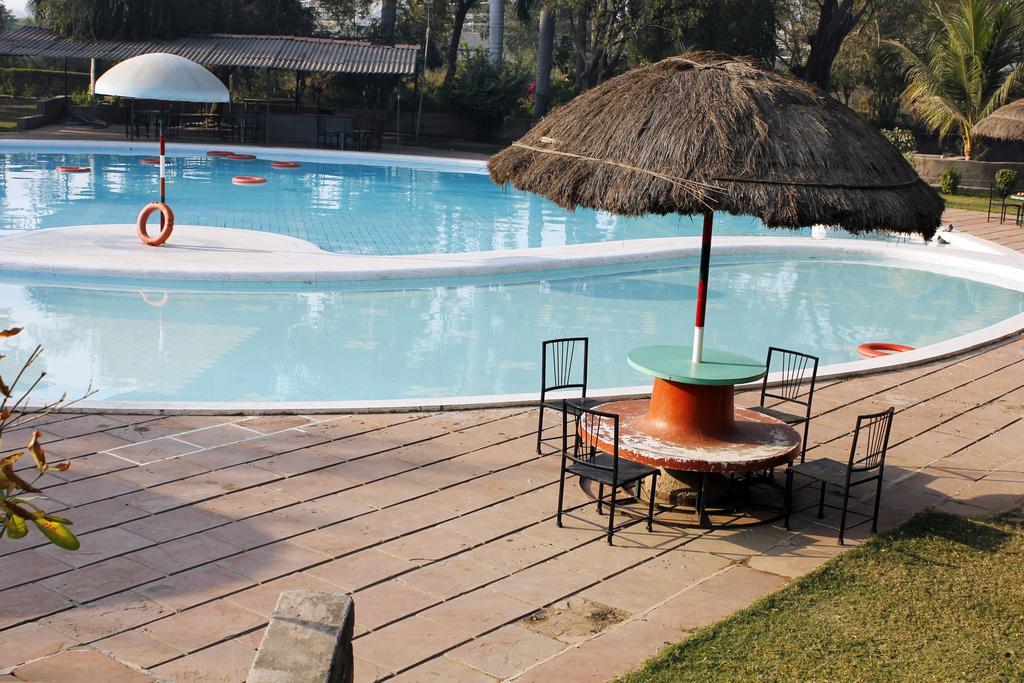 Ахмедабад: Greenwoods Lake Resort & Spa