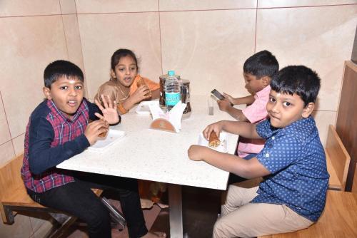 Пунди: Sivamurugan Hotels