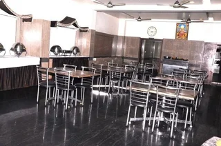 Пунди: Sivamurugan Hotels