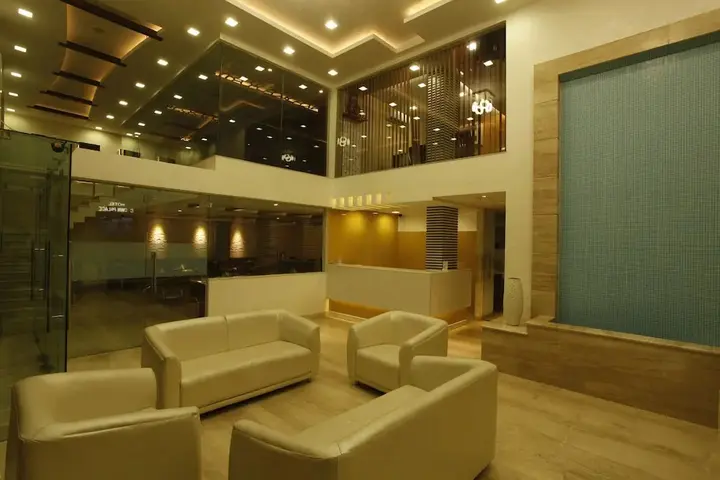 Праяградж: Hotel Crown Palace