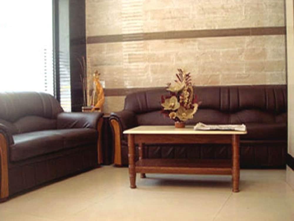 Колката: Hotel Pushpak International