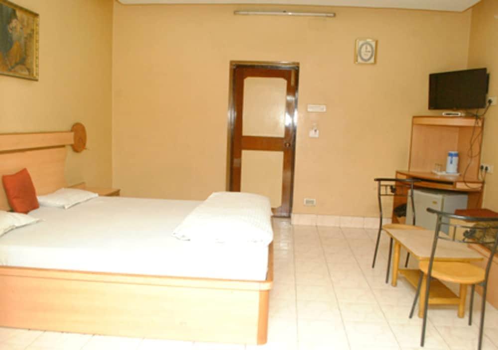 Колката: Hotel Pushpak International