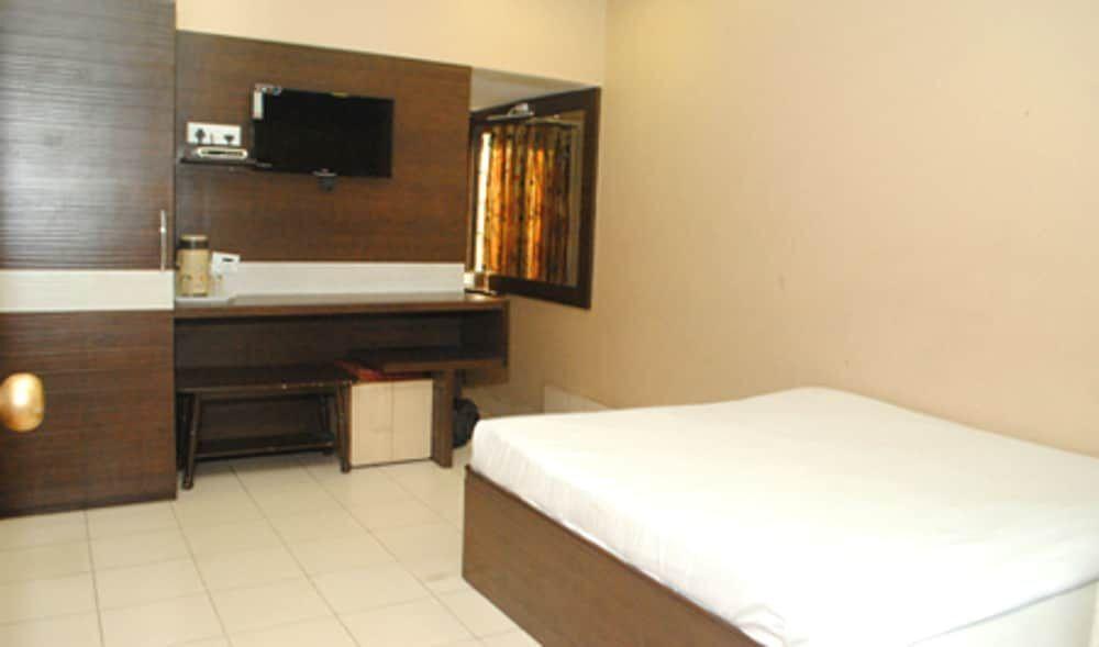 Колката: Hotel Pushpak International