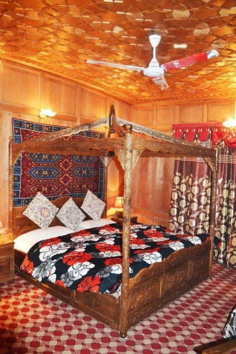 Шринагар: Swan Group of Houseboats, Golden Dal Lake