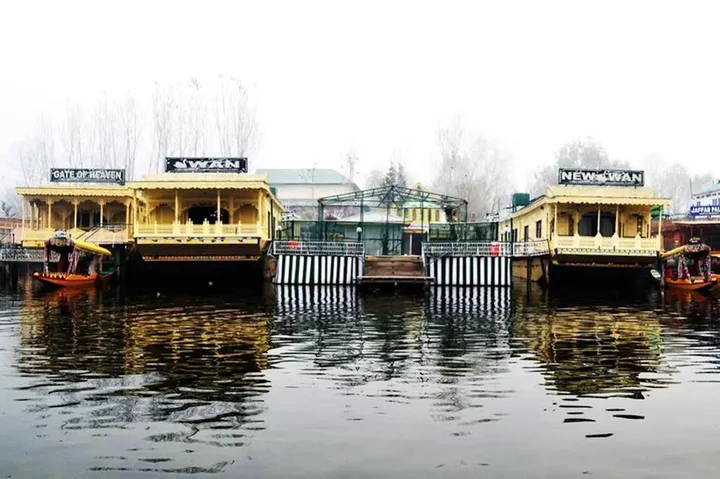 Шринагар: Swan Group of Houseboats, Golden Dal Lake