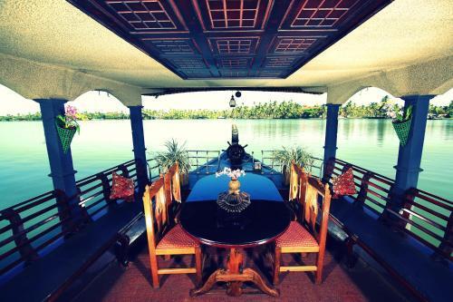 Мухамма: Angel Queen House Boats