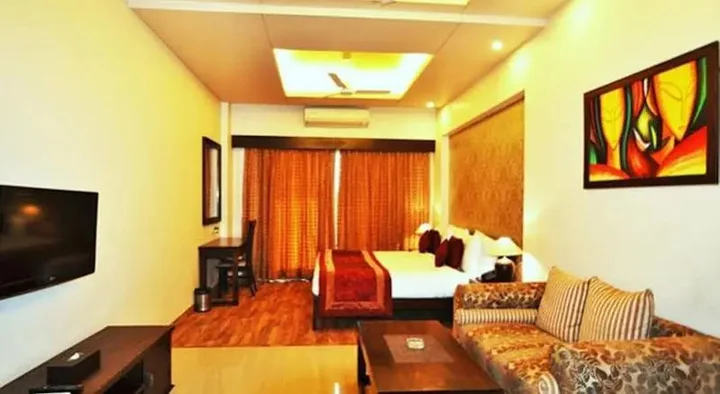 Нойда: Tavisha Villa