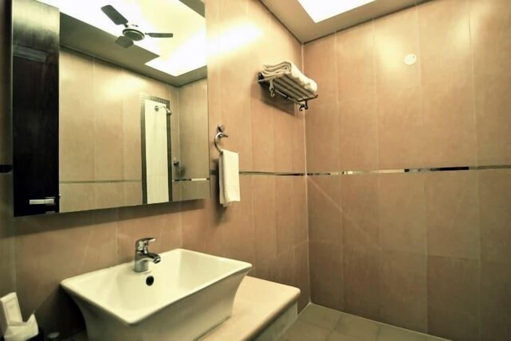 Нойда: Tavisha Villa