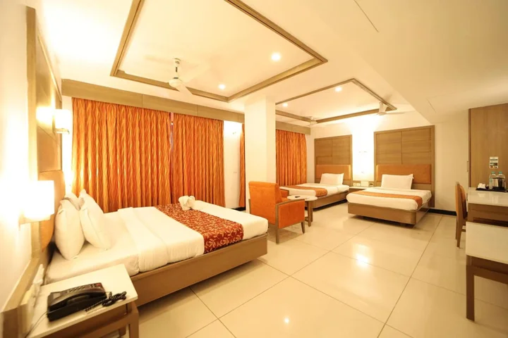 Нагоре: Clinton Park Inn