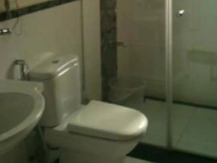 Нагоре: Clinton Park Inn