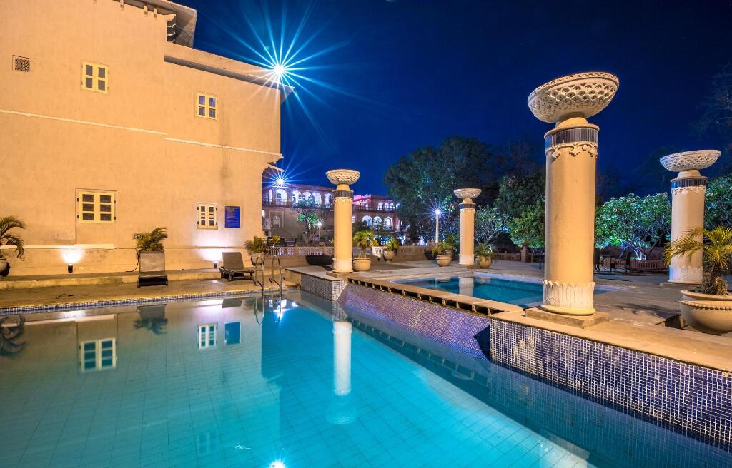 Хому: Chomu Palace Hotel