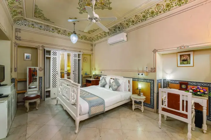 Хому: Chomu Palace Hotel