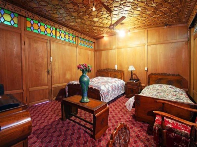 Шринагар: Royal dandoo Houseboat