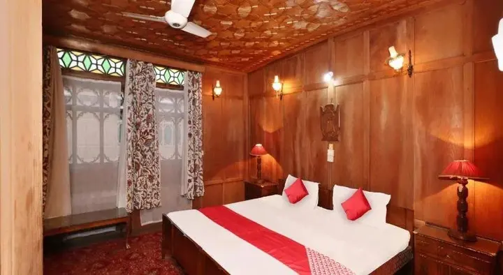 Шринагар: Royal dandoo Houseboat