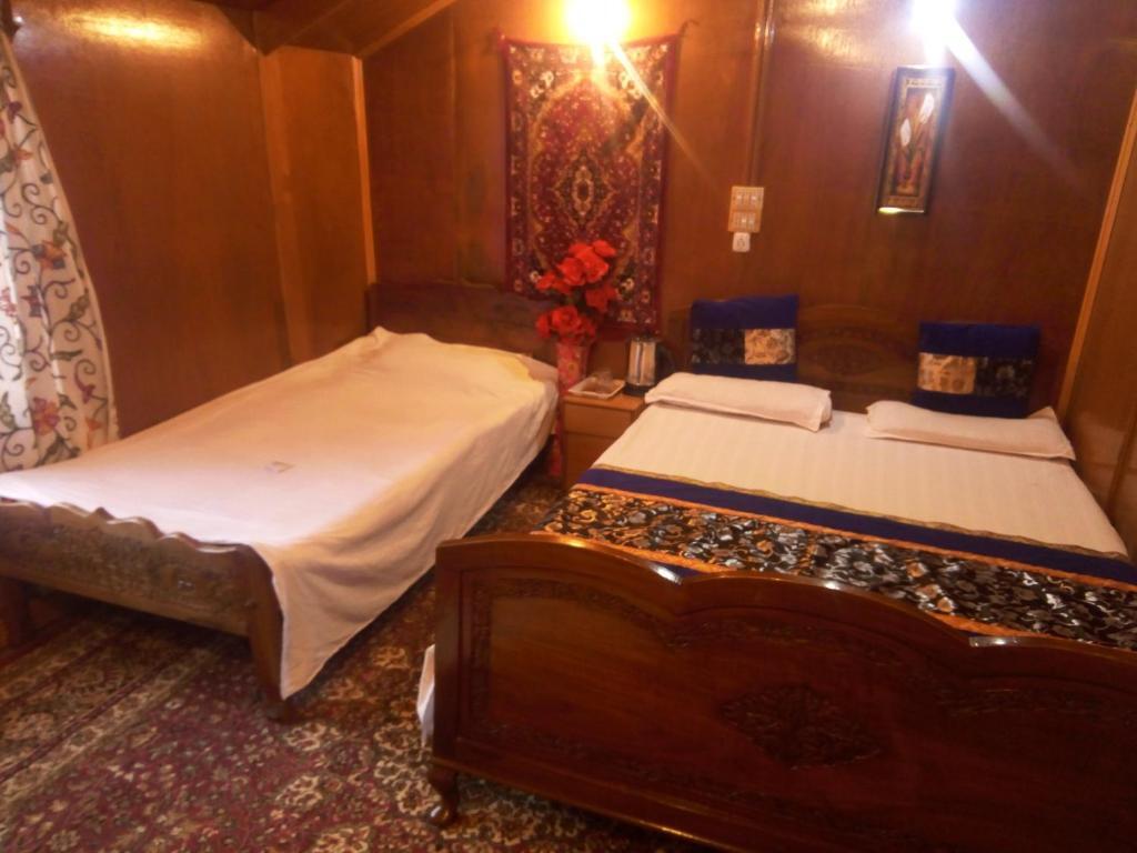 Шринагар: Houseboat New Suzan