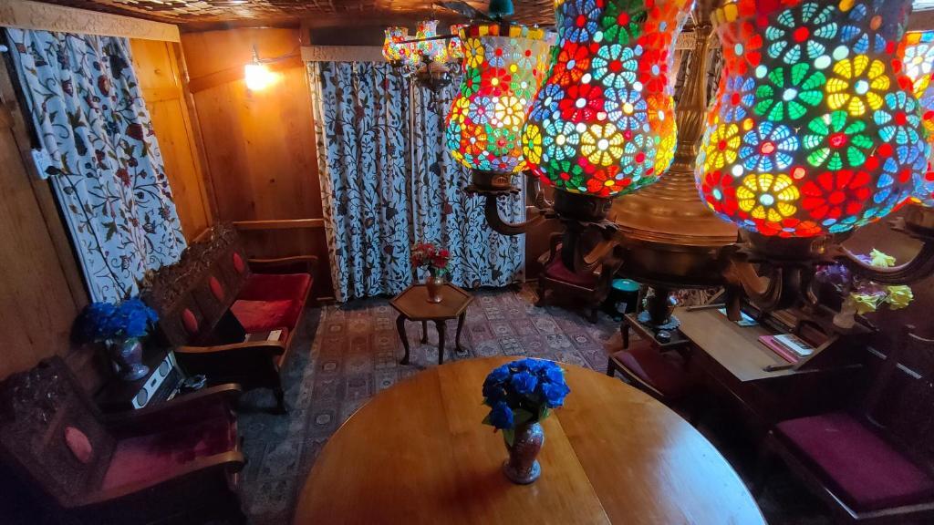 Шринагар: Houseboat New Suzan