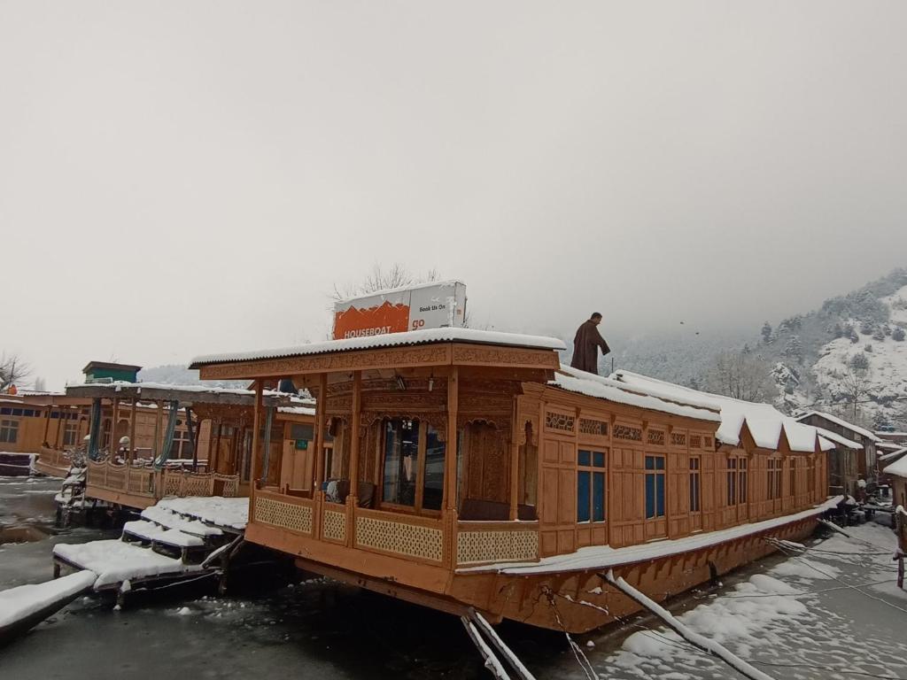 Шринагар: Houseboat New Suzan