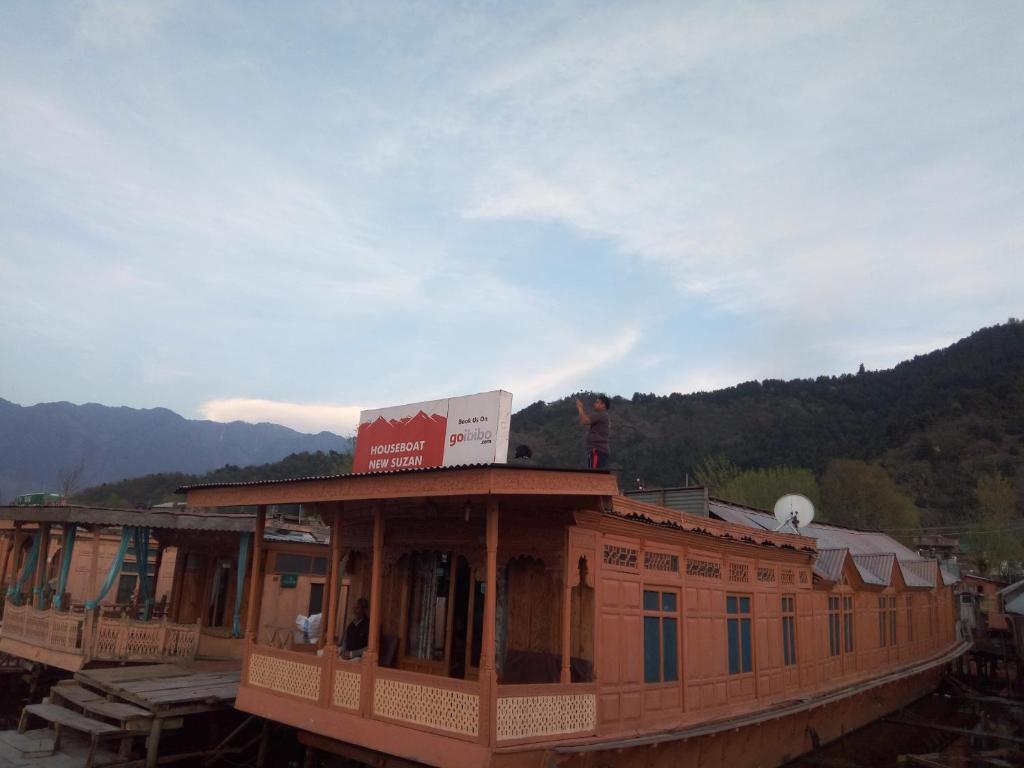 Шринагар: Houseboat New Suzan