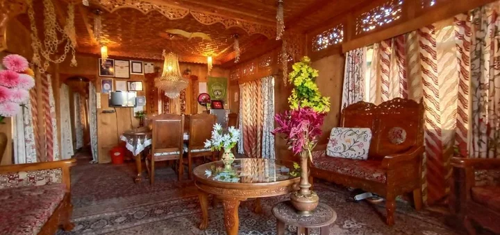 Шринагар: Houseboat New Suzan