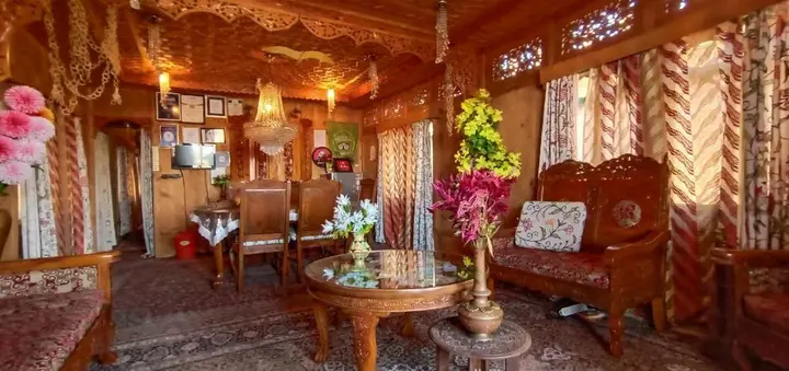 Шринагар: Houseboat New Suzan