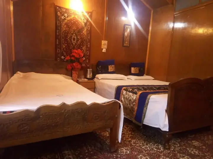 Шринагар: Houseboat New Suzan