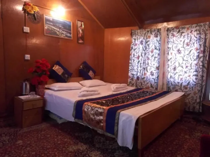 Шринагар: Houseboat New Suzan