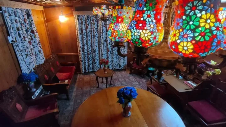 Шринагар: Houseboat New Suzan