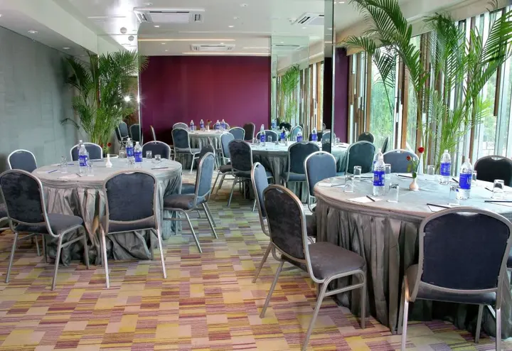 Раджкот: Marasa Sarovar Portico  Rajkot