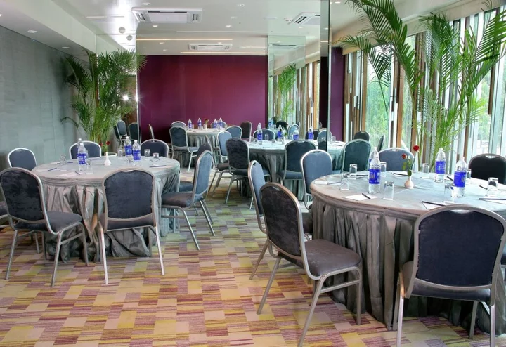 Раджкот: Marasa Sarovar Portico  Rajkot