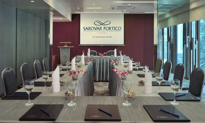 Раджкот: Marasa Sarovar Portico  Rajkot