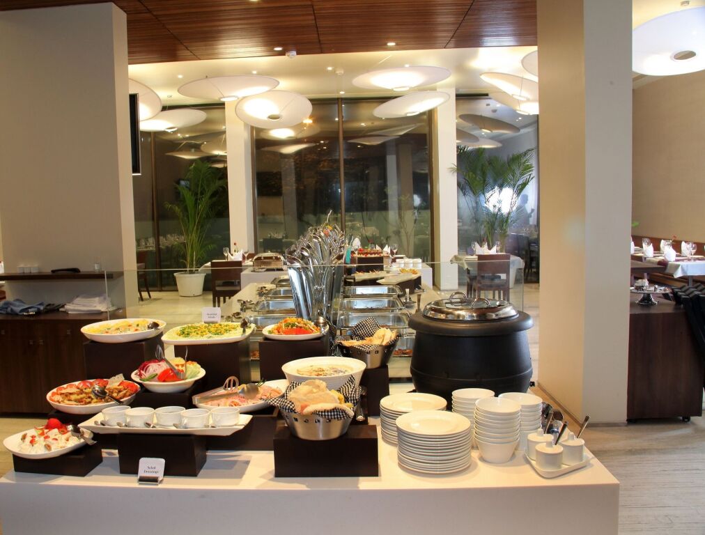 Раджкот: Marasa Sarovar Portico  Rajkot