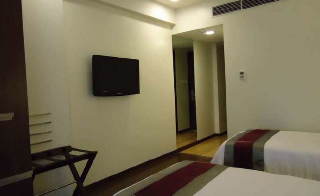 Раджкот: Marasa Sarovar Portico  Rajkot