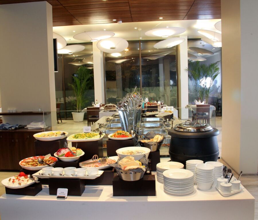 Раджкот: Marasa Sarovar Portico  Rajkot