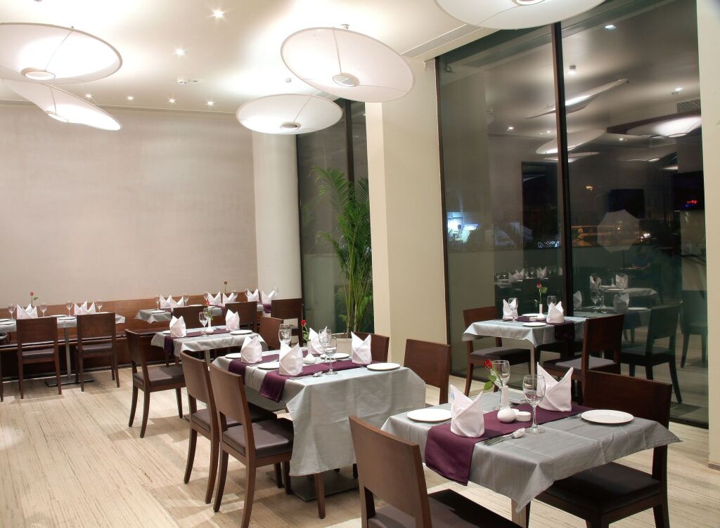 Раджкот: Marasa Sarovar Portico  Rajkot