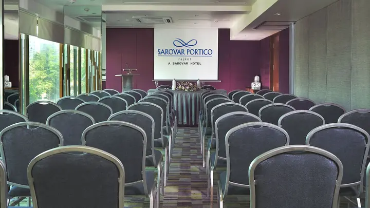 Раджкот: Marasa Sarovar Portico  Rajkot