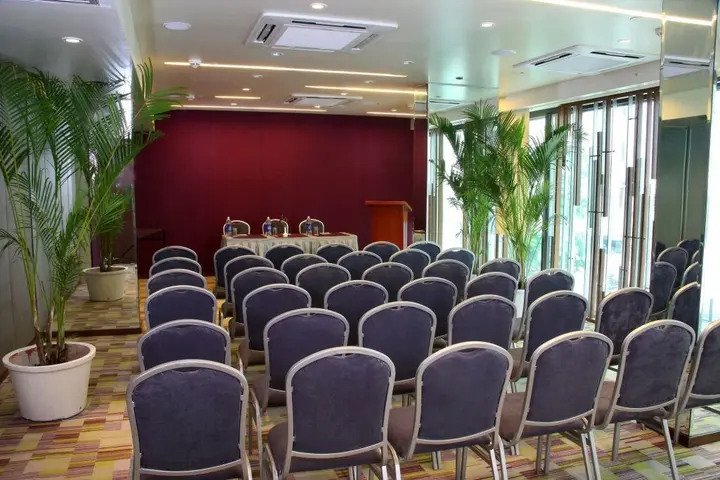 Раджкот: Marasa Sarovar Portico  Rajkot