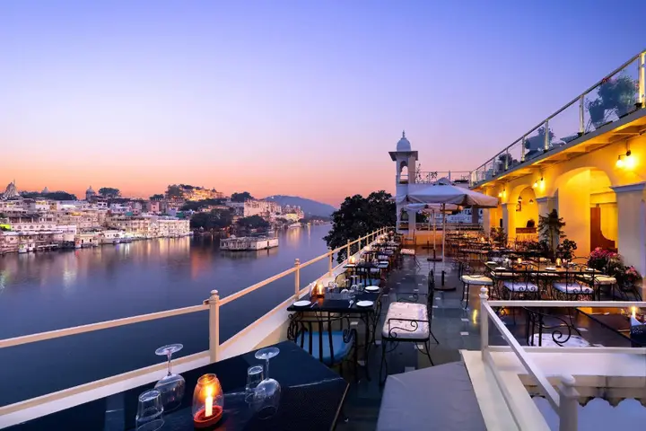 Удаипур: Hotel Sarovar on Lake Pichola